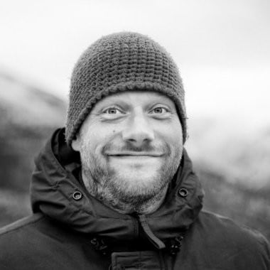 Sympathischer Typ mit Mütze Outdoor